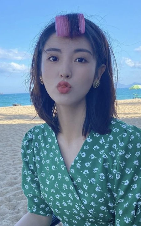 小碎花连衣裙女生邢菲海边沙滩可爱俏皮剪刀手自拍美图