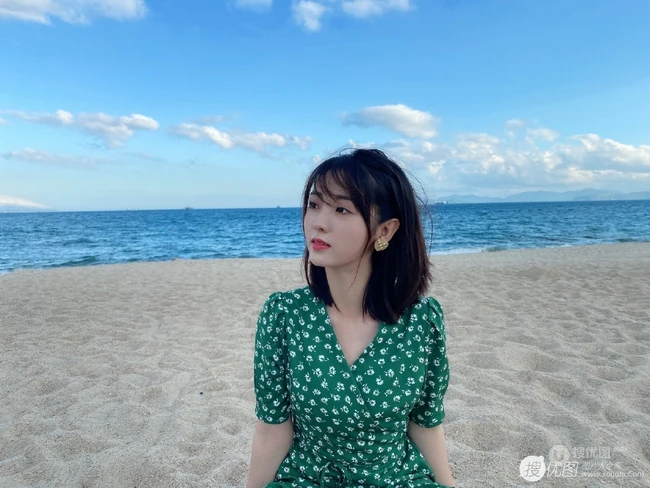 小碎花连衣裙女生邢菲海边沙滩可爱俏皮剪刀手自拍美图