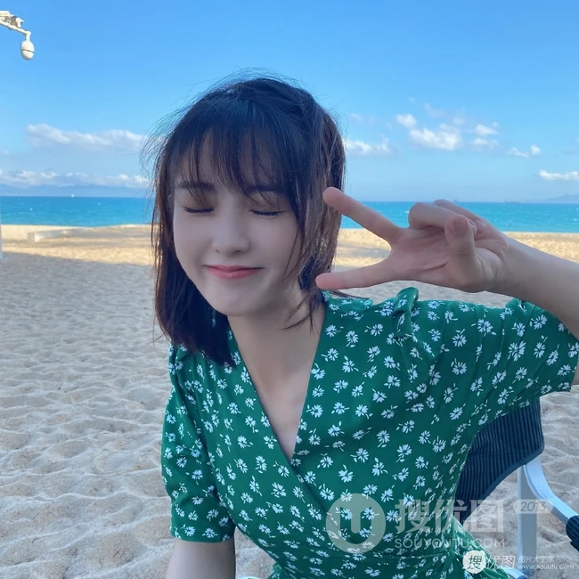 小碎花连衣裙女生邢菲海边沙滩可爱俏皮剪刀手自拍美图