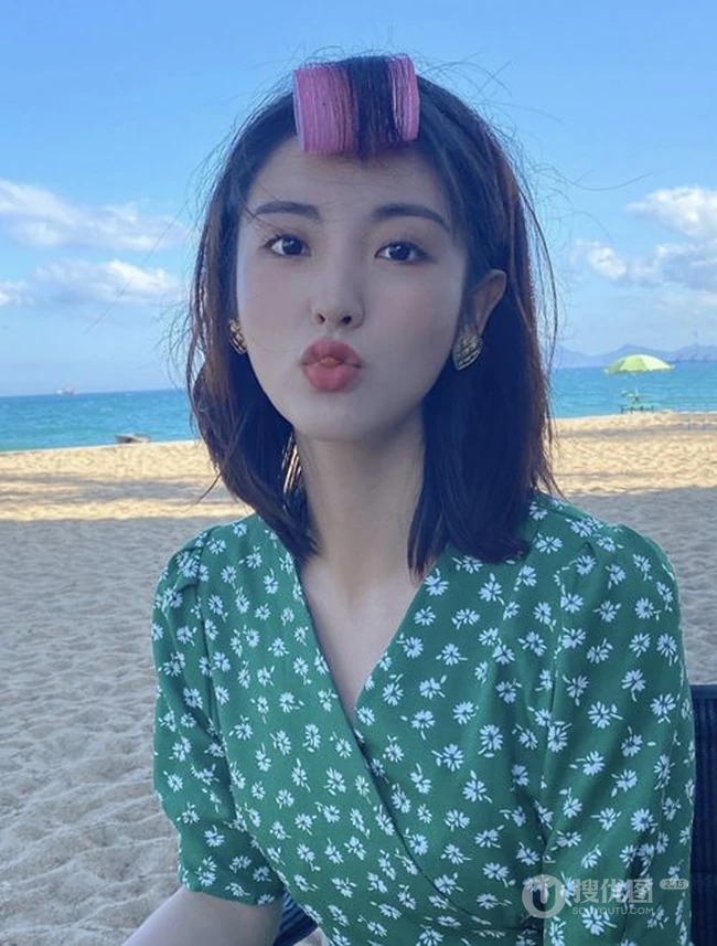 小碎花连衣裙女生邢菲海边沙滩可爱俏皮剪刀手自拍美图