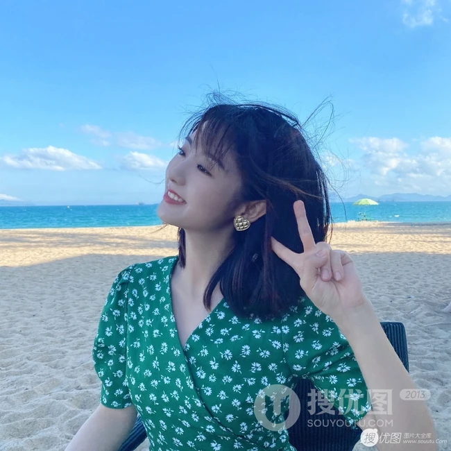 小碎花连衣裙女生邢菲海边沙滩可爱俏皮剪刀手自拍美图