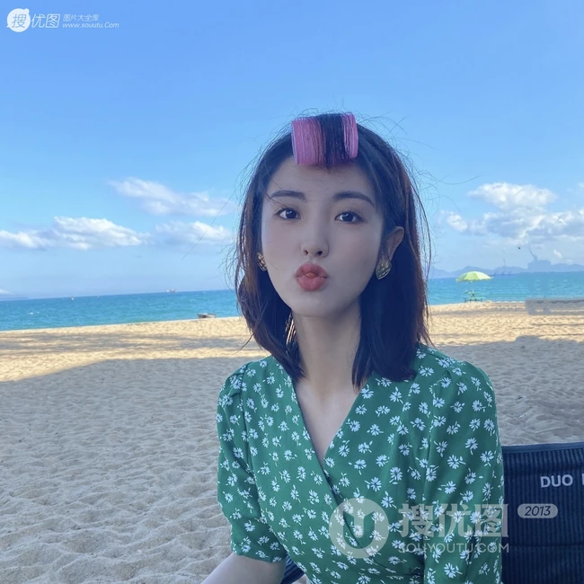 小碎花连衣裙女生邢菲海边沙滩可爱俏皮剪刀手自拍美图