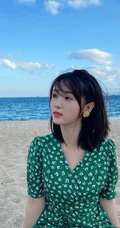 小碎花连衣裙女生邢菲海边沙滩可爱俏皮剪刀手自拍美图