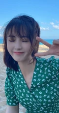 小碎花连衣裙女生邢菲海边沙滩可爱俏皮剪刀手自拍美图
