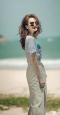 戚薇时尚卷发发型超有气质现身海边沙滩清凉写真图片