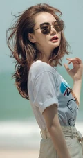 戚薇时尚卷发发型超有气质现身海边沙滩清凉写真图片