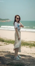 戚薇时尚卷发发型超有气质现身海边沙滩清凉写真图片