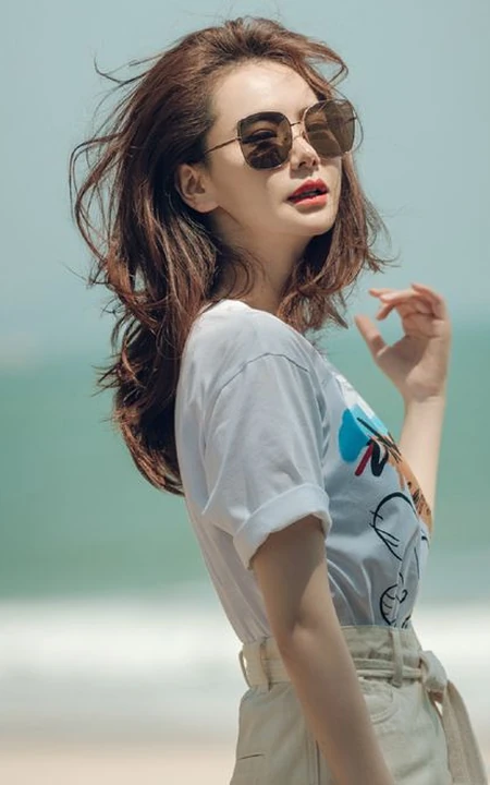 戚薇时尚卷发发型超有气质现身海边沙滩清凉写真图片