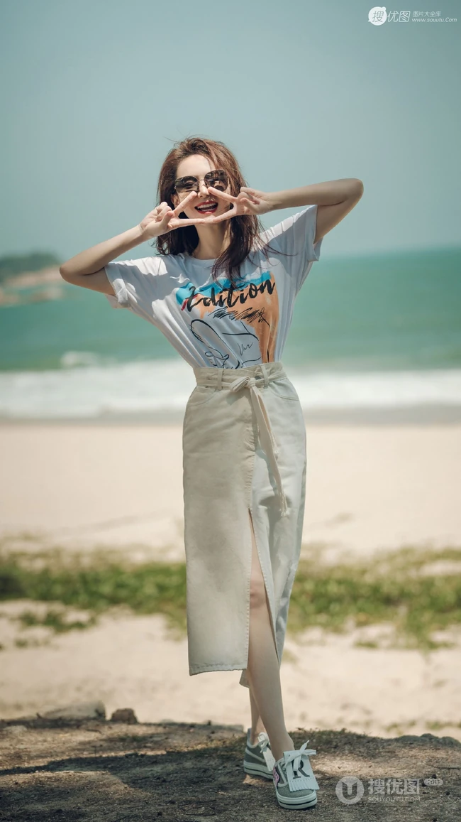 戚薇时尚卷发发型超有气质现身海边沙滩清凉写真图片