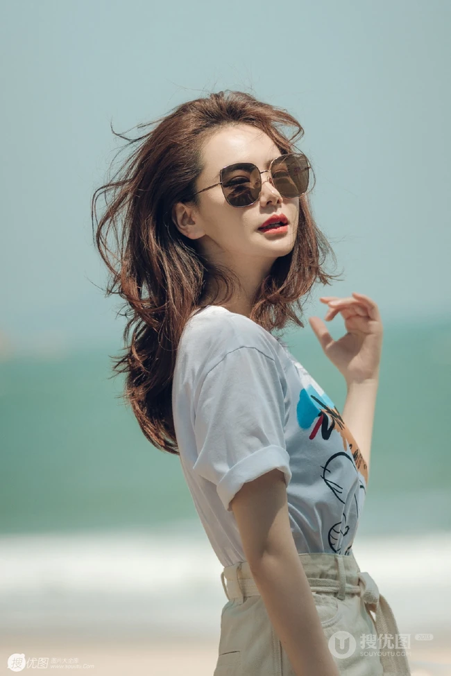 戚薇时尚卷发发型超有气质现身海边沙滩清凉写真图片