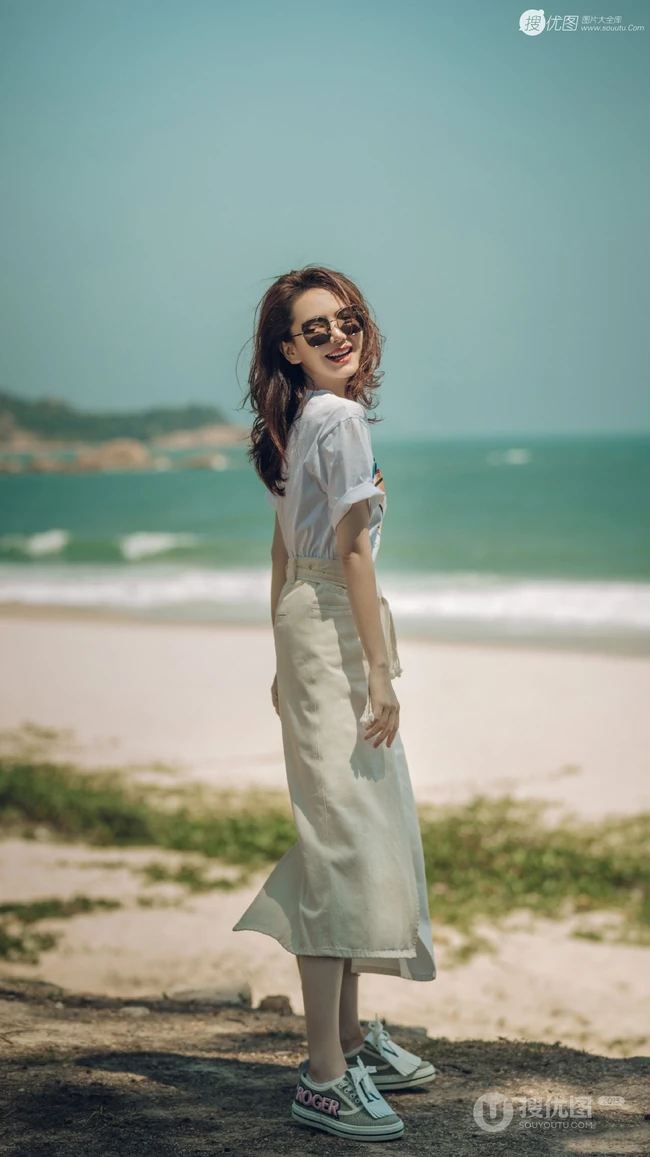 戚薇时尚卷发发型超有气质现身海边沙滩清凉写真图片