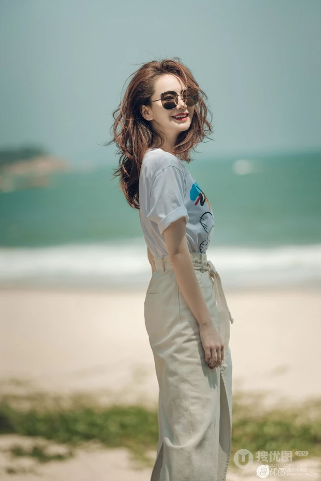 戚薇时尚卷发发型超有气质现身海边沙滩清凉写真图片