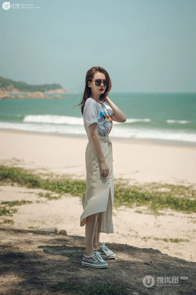 戚薇时尚卷发发型超有气质现身海边沙滩清凉写真图片