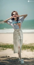 戚薇时尚卷发发型超有气质现身海边沙滩清凉写真图片