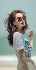 戚薇时尚卷发发型超有气质现身海边沙滩清凉写真图片