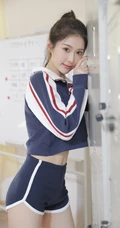 甜美马尾辫女生学生校花短款装运动短裤在教室里的写真图片