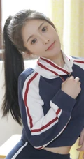 甜美马尾辫女生学生校花短款装运动短裤在教室里的写真图片