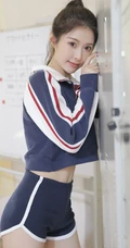 甜美马尾辫女生学生校花短款装运动短裤在教室里的写真图片