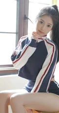 甜美马尾辫女生学生校花短款装运动短裤在教室里的写真图片