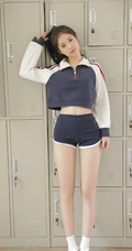 甜美马尾辫女生学生校花短款装运动短裤在教室里的写真图片