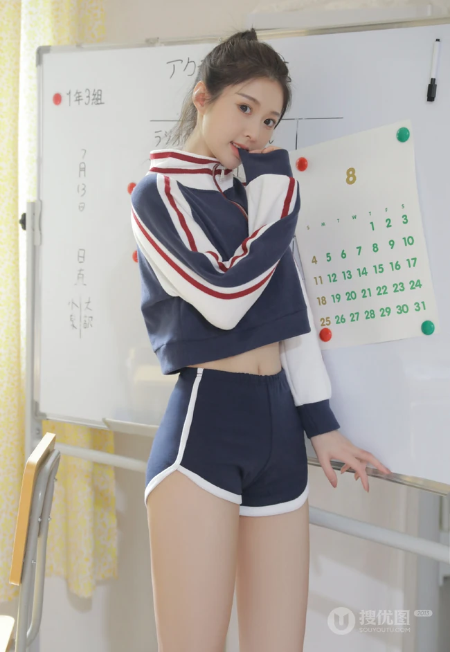 甜美马尾辫女生学生校花短款装运动短裤在教室里的写真图片