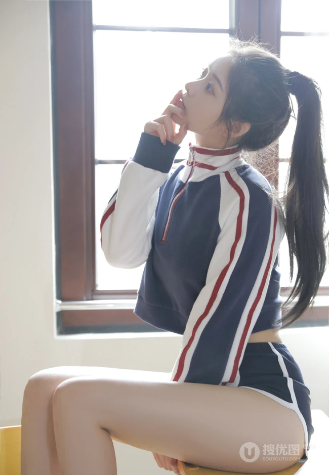 甜美马尾辫女生学生校花短款装运动短裤在教室里的写真图片