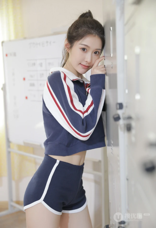 甜美马尾辫女生学生校花短款装运动短裤在教室里的写真图片