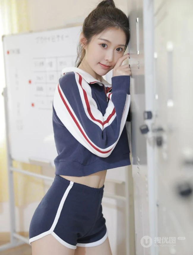 甜美马尾辫女生学生校花短款装运动短裤在教室里的写真图片