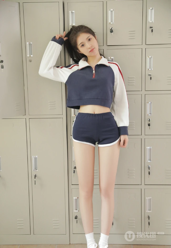 甜美马尾辫女生学生校花短款装运动短裤在教室里的写真图片