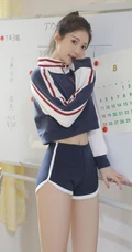 甜美马尾辫女生学生校花短款装运动短裤在教室里的写真图片