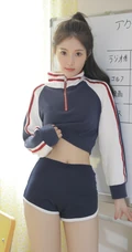 甜美马尾辫女生学生校花短款装运动短裤在教室里的写真图片