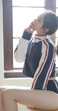 甜美马尾辫女生学生校花短款装运动短裤在教室里的写真图片