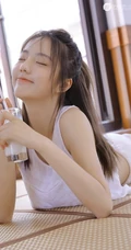 肤白貌美可爱浅粉女生白衣短裤居家喝牛奶吃蛋糕清新写真图片
