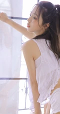 肤白貌美可爱浅粉女生白衣短裤居家喝牛奶吃蛋糕清新写真图片