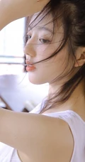 肤白貌美可爱浅粉女生白衣短裤居家喝牛奶吃蛋糕清新写真图片