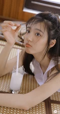 肤白貌美可爱浅粉女生白衣短裤居家喝牛奶吃蛋糕清新写真图片