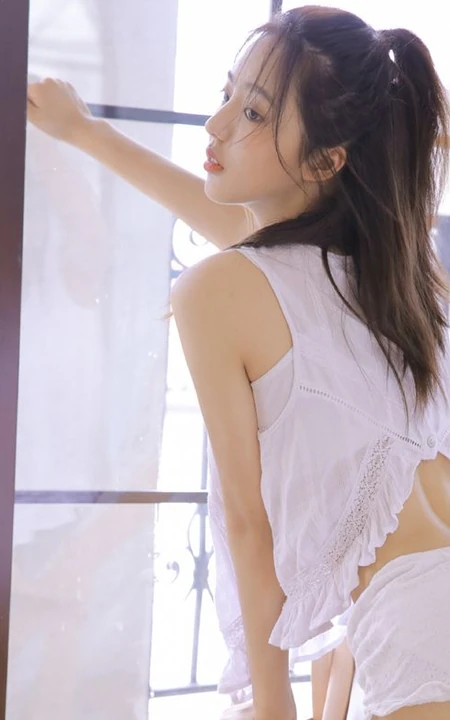 肤白貌美可爱浅粉女生白衣短裤居家喝牛奶吃蛋糕清新写真图片