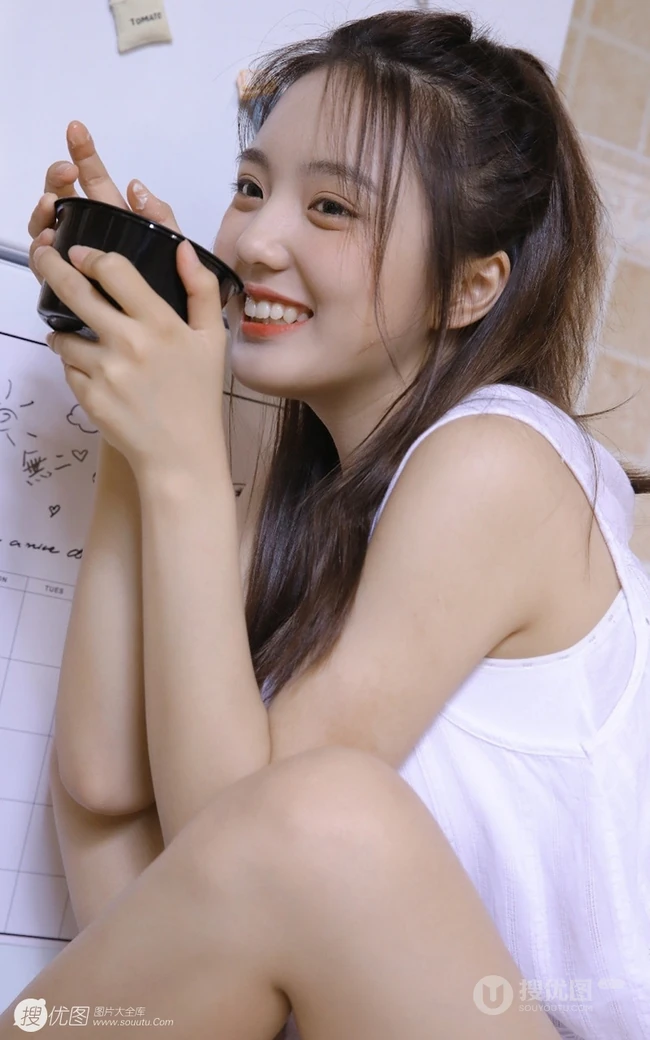 肤白貌美可爱浅粉女生白衣短裤居家喝牛奶吃蛋糕清新写真图片
