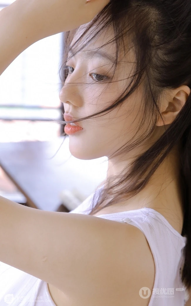 肤白貌美可爱浅粉女生白衣短裤居家喝牛奶吃蛋糕清新写真图片