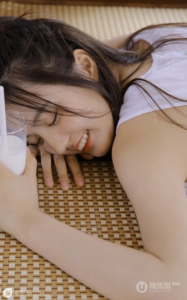 肤白貌美可爱浅粉女生白衣短裤居家喝牛奶吃蛋糕清新写真图片