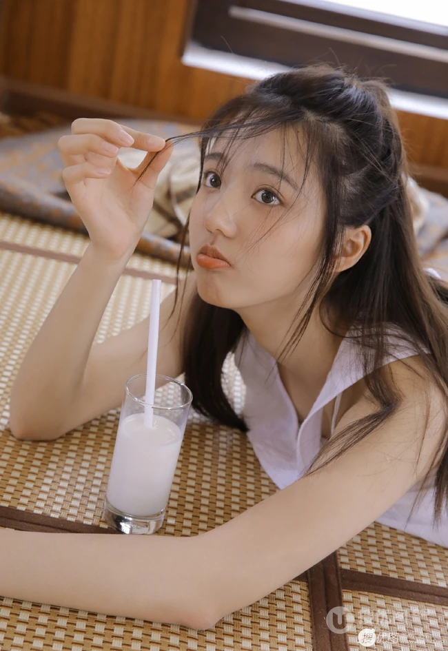 肤白貌美可爱浅粉女生白衣短裤居家喝牛奶吃蛋糕清新写真图片