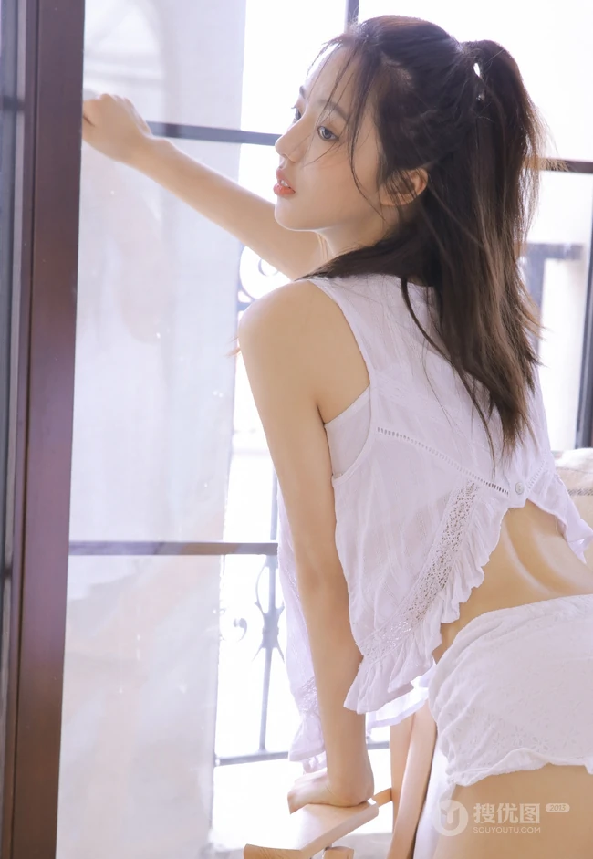 肤白貌美可爱浅粉女生白衣短裤居家喝牛奶吃蛋糕清新写真图片