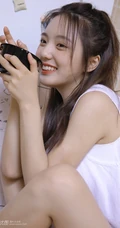 肤白貌美可爱浅粉女生白衣短裤居家喝牛奶吃蛋糕清新写真图片