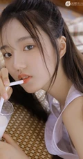 肤白貌美可爱浅粉女生白衣短裤居家喝牛奶吃蛋糕清新写真图片
