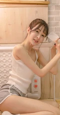 清瘦苗条身材女生简易丸子头搭配肩带背心短裤居家生活照写真