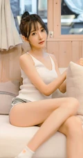 清瘦苗条身材女生简易丸子头搭配肩带背心短裤居家生活照写真