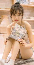 清瘦苗条身材女生简易丸子头搭配肩带背心短裤居家生活照写真