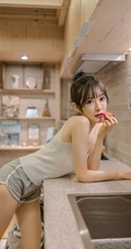 清瘦苗条身材女生简易丸子头搭配肩带背心短裤居家生活照写真