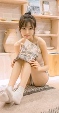 清瘦苗条身材女生简易丸子头搭配肩带背心短裤居家生活照写真