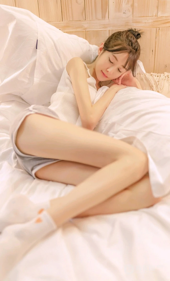 清瘦苗条身材女生简易丸子头搭配肩带背心短裤居家生活照写真